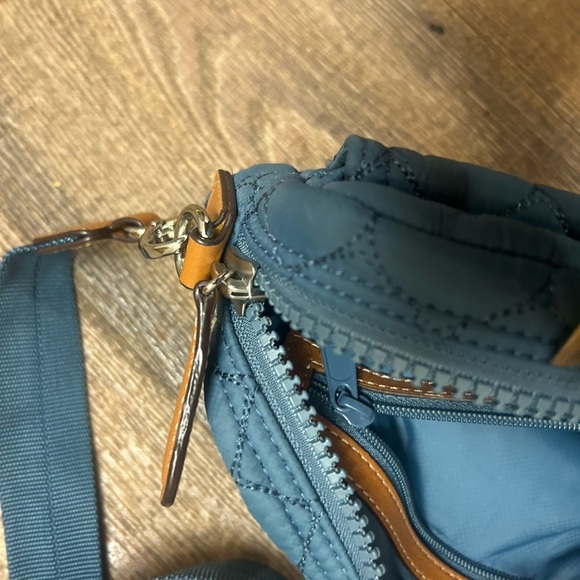 Brighton Kira Heart bag MINT/NEW condition- smaller crossbody beautiful blue - Picture 5 of 12